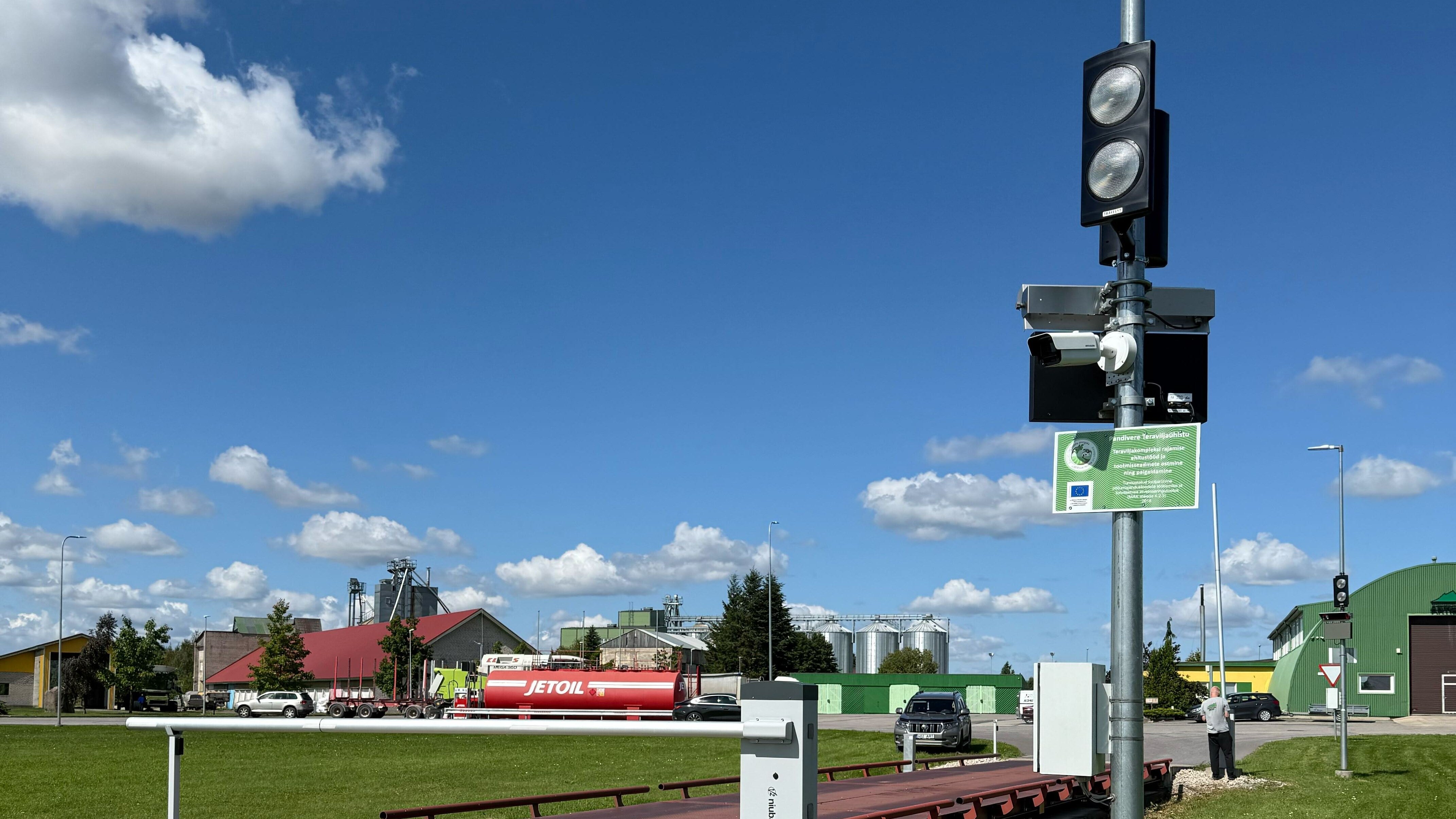 Autonomous weighbridge with ANPR camera and barrier